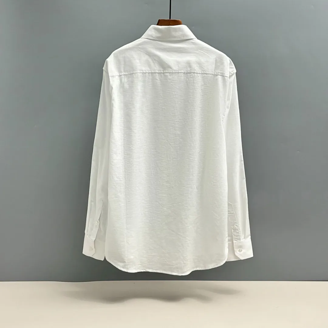 🅿️220 Ralph Lauren/Ralph Lauren early autumn linen embroidered shirt is made of custom-made natural plant fiber linen fabric with a unique bamboo texture. It has a simple and simple beauty. It has a loose fit and a three-dimensional upper body. The lines are smooth and natural. From the shoulder line to the waist line to the hem, the line transition is smooth. There are no unnecessary folds or accumulation. The whole body is neat and stretched. The chest is embellished with the iconic pony embroidery. Simple but highly recognizable. The color transition of the embroidery thread is natural. The stitches are even and uniform in size. The stitches can also connect naturally and the lines are smooth and not stiff. Size: S M L XL